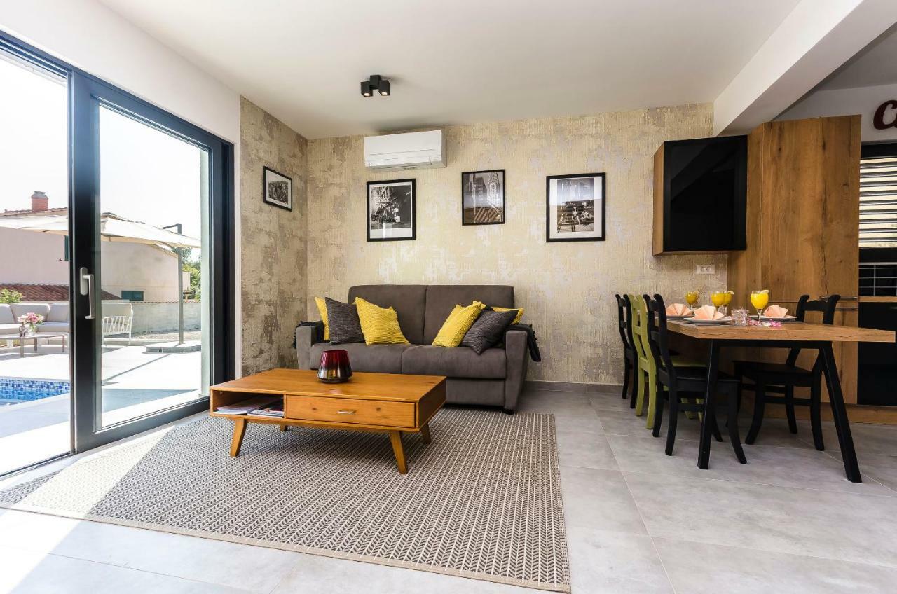 Apartments Villa Adriana II ซรีมา ภายนอก รูปภาพ